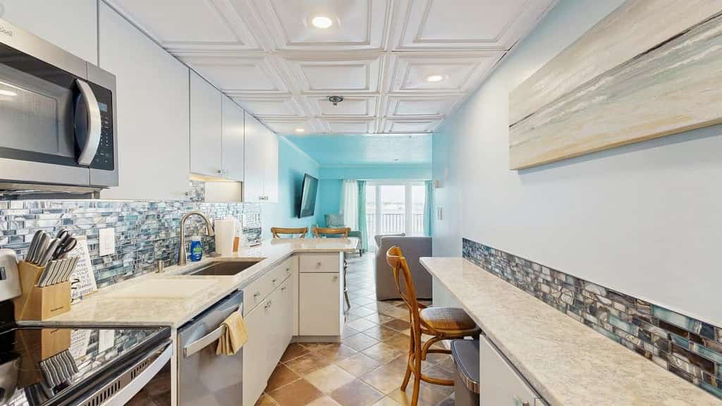 Charming Bayfront condo with pool access and private balcony views