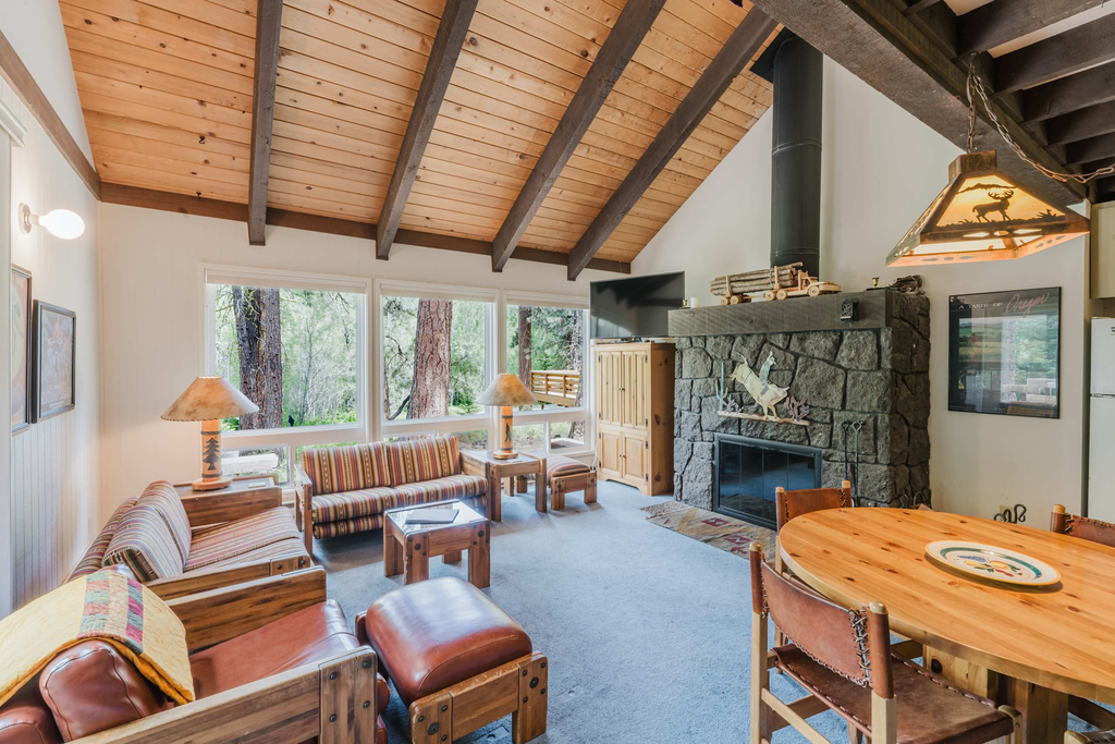 Black Butte Retreat w Resort Amenities, Near Hiking and Bike Trails