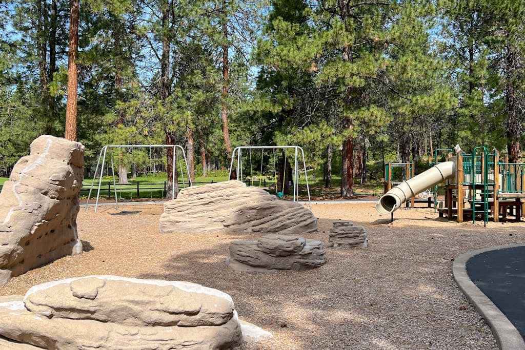 Black Butte Retreat w Resort Amenities, Near Hiking and Bike Trails