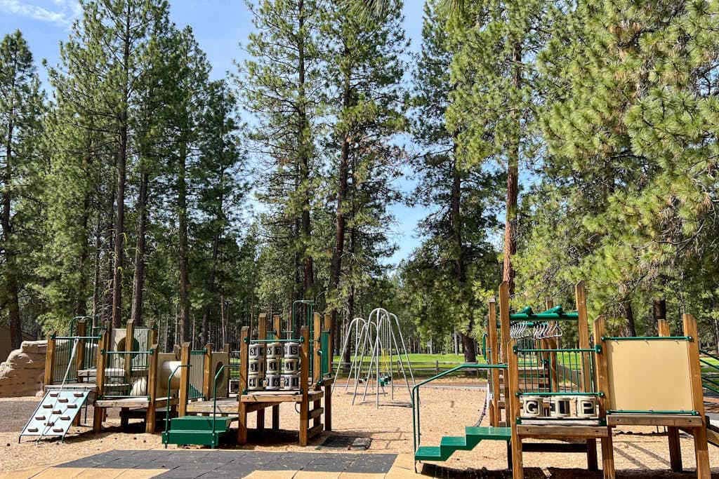 Black Butte Retreat w Resort Amenities, Near Hiking and Bike Trails