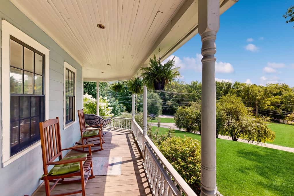 Renovated antique farmhouse near skiing, hiking, shops & dining