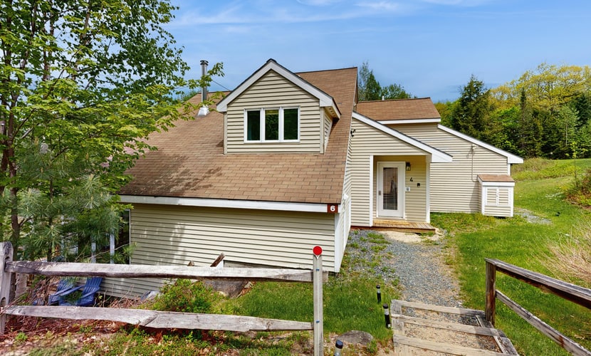 Mountain view, 2-story condo / heated pools, hot tubs, gym & game room access
