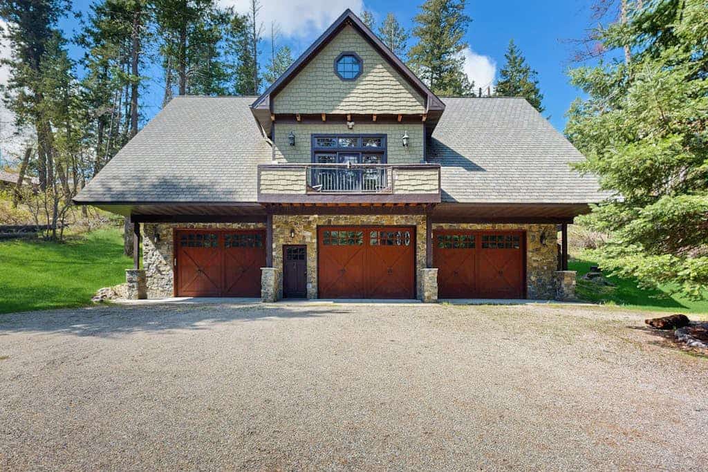Conveniently located home w/ full kitchen, w/d, deck