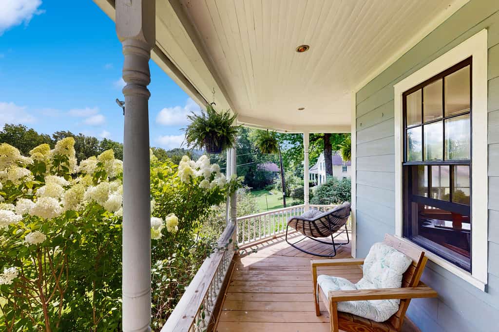 Renovated antique farmhouse near skiing, hiking, shops & dining