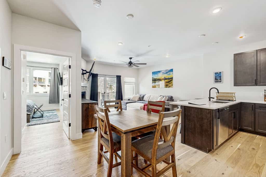 Mountain view condo w/ shared pool, hot tub, gym