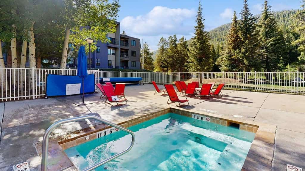 Mountain view condo w/ shared pool, hot tub, gym
