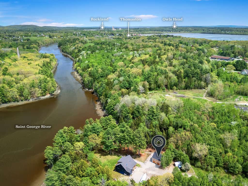 Bent River Guest Quarters - River-view couple retreat with kitchen, patio, AC, Wi-Fi