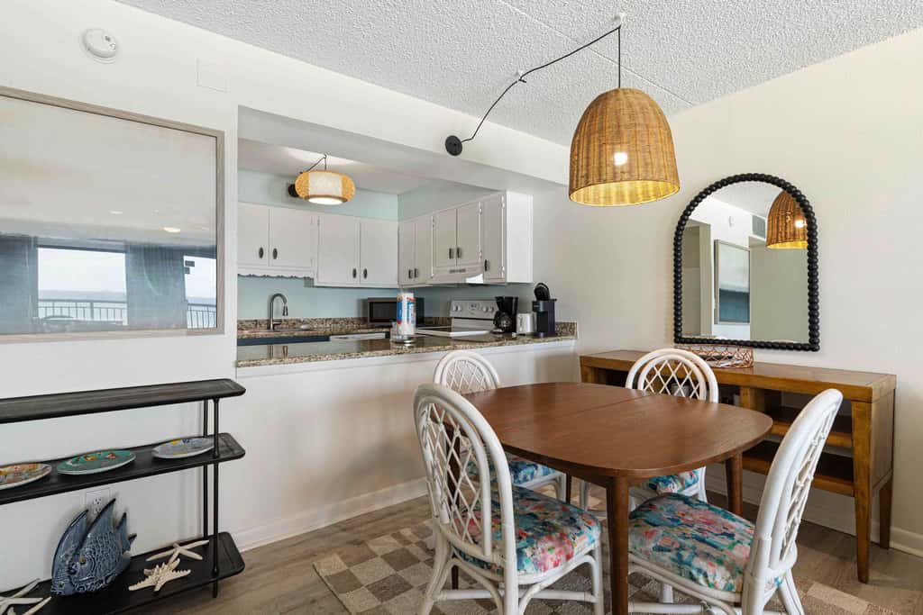 Beachfront Condo, minutes from family friendly attractions