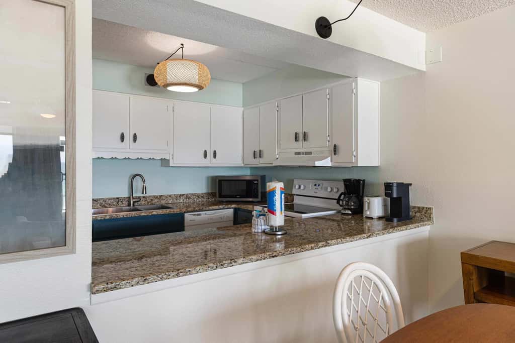 Beachfront Condo, minutes from family friendly attractions