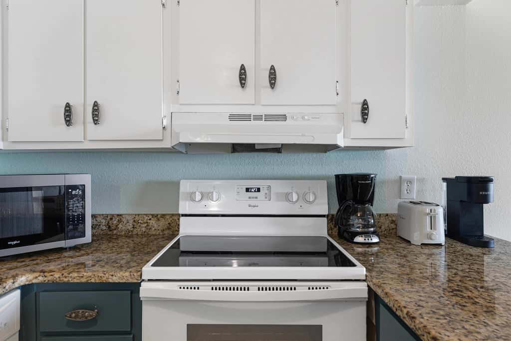 Beachfront Condo, minutes from family friendly attractions
