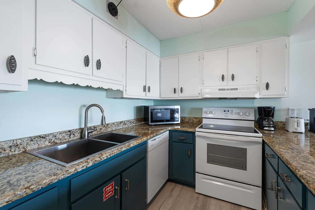 Beachfront Condo, minutes from family friendly attractions