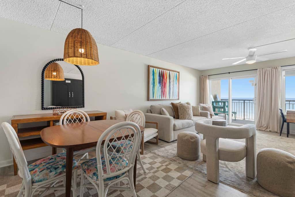Beachfront Condo, minutes from family friendly attractions