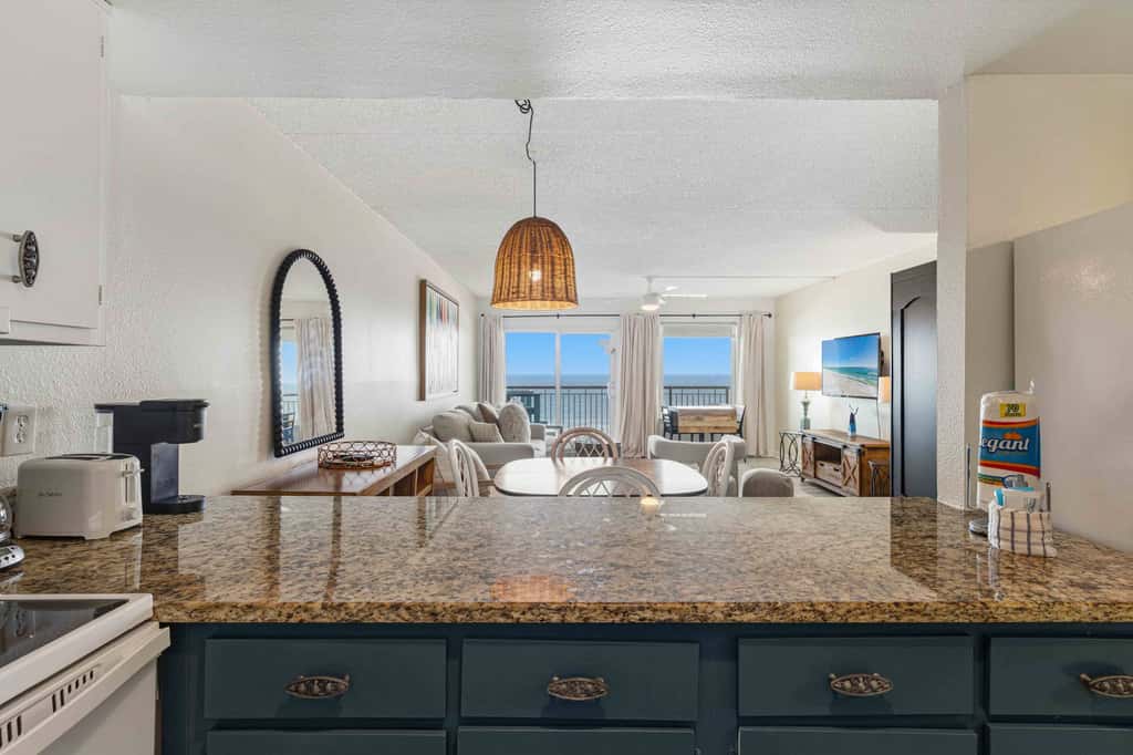 Beachfront Condo, minutes from family friendly attractions