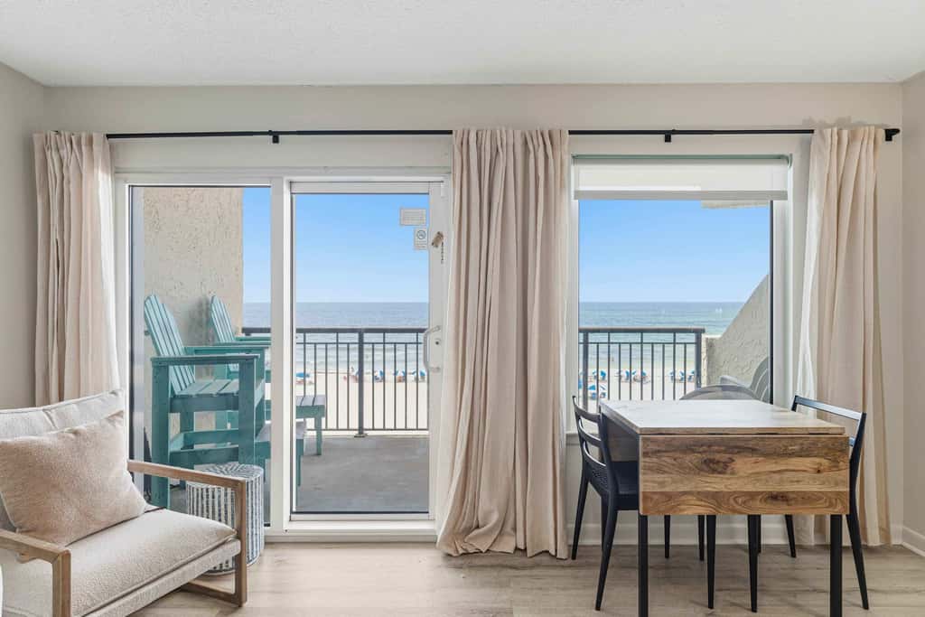 Beachfront Condo, minutes from family friendly attractions