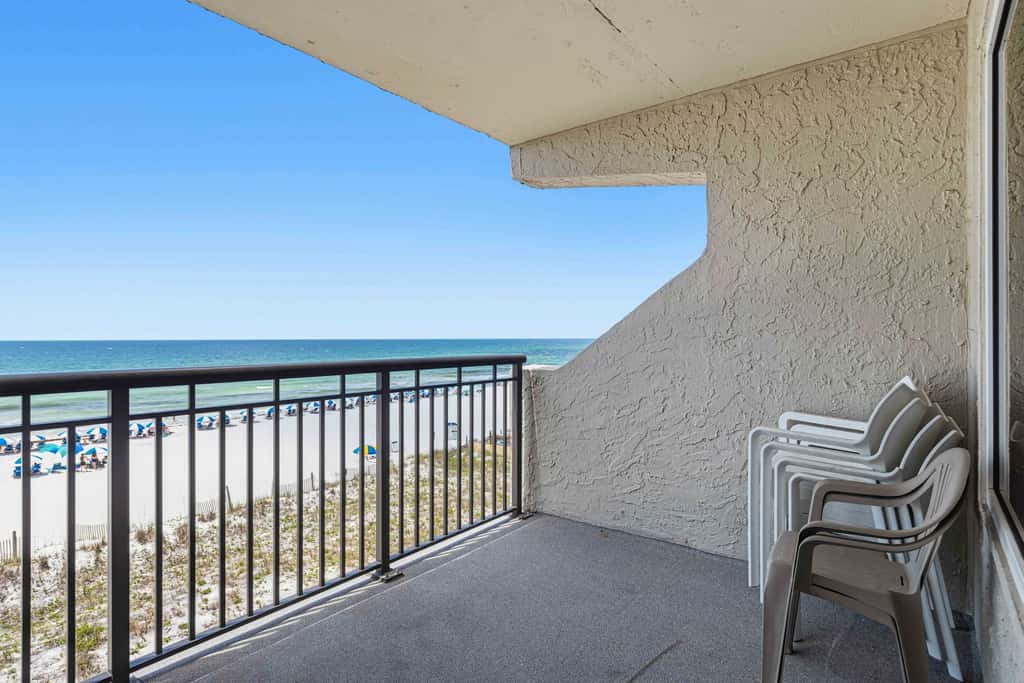 Beachfront Condo, minutes from family friendly attractions