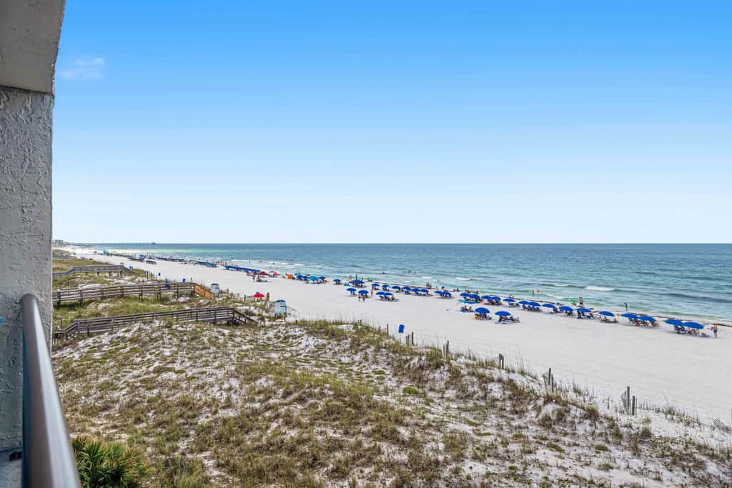 Beachfront Condo, minutes from family friendly attractions