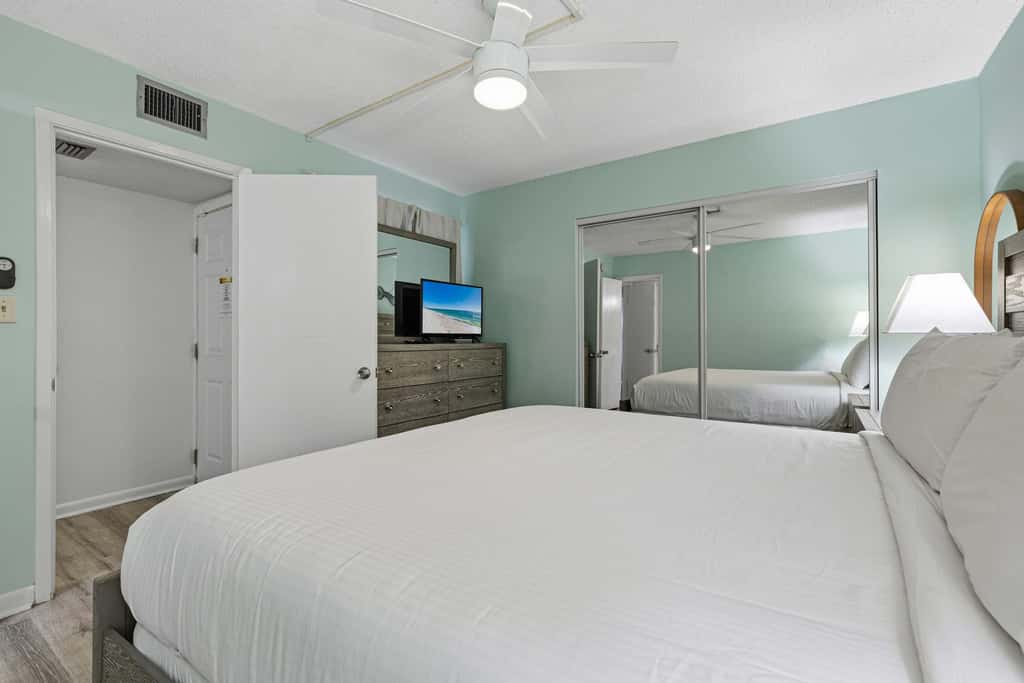 Beachfront Condo, minutes from family friendly attractions