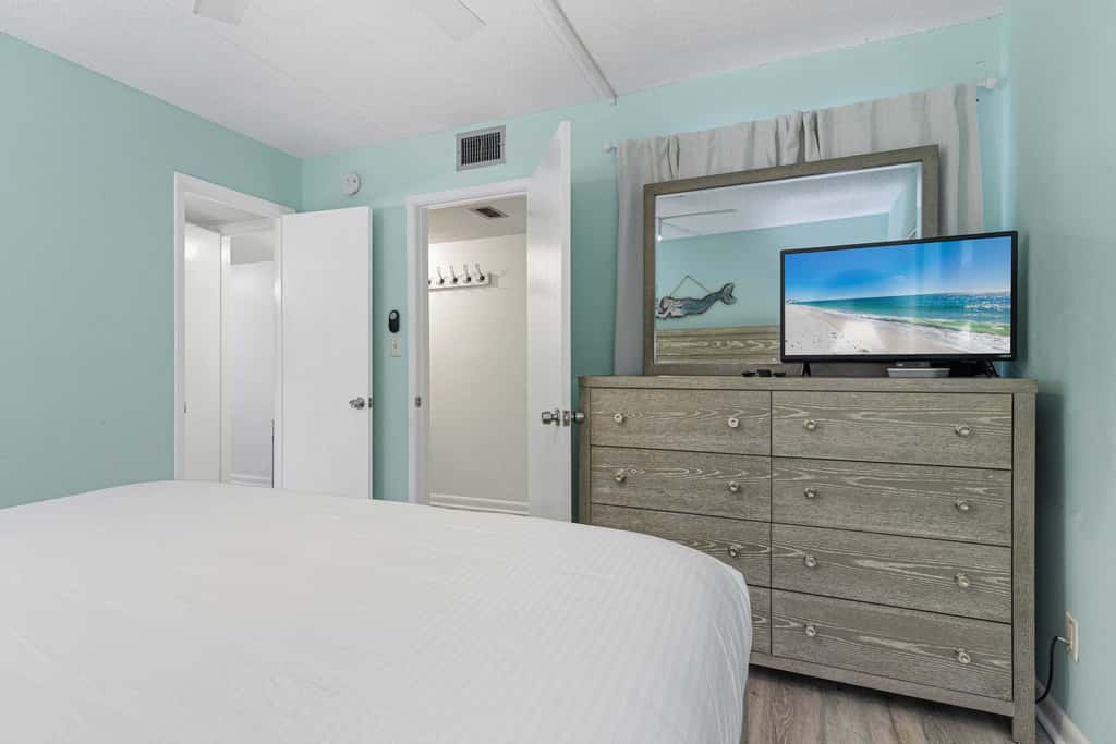 Beachfront Condo, minutes from family friendly attractions