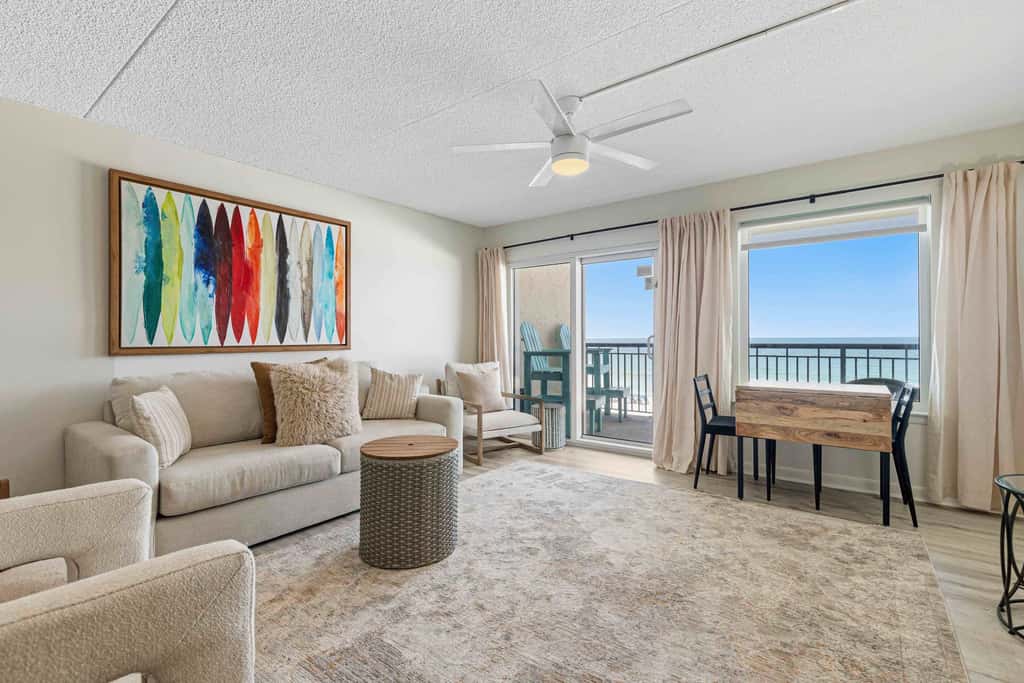 Beachfront Condo, minutes from family friendly attractions