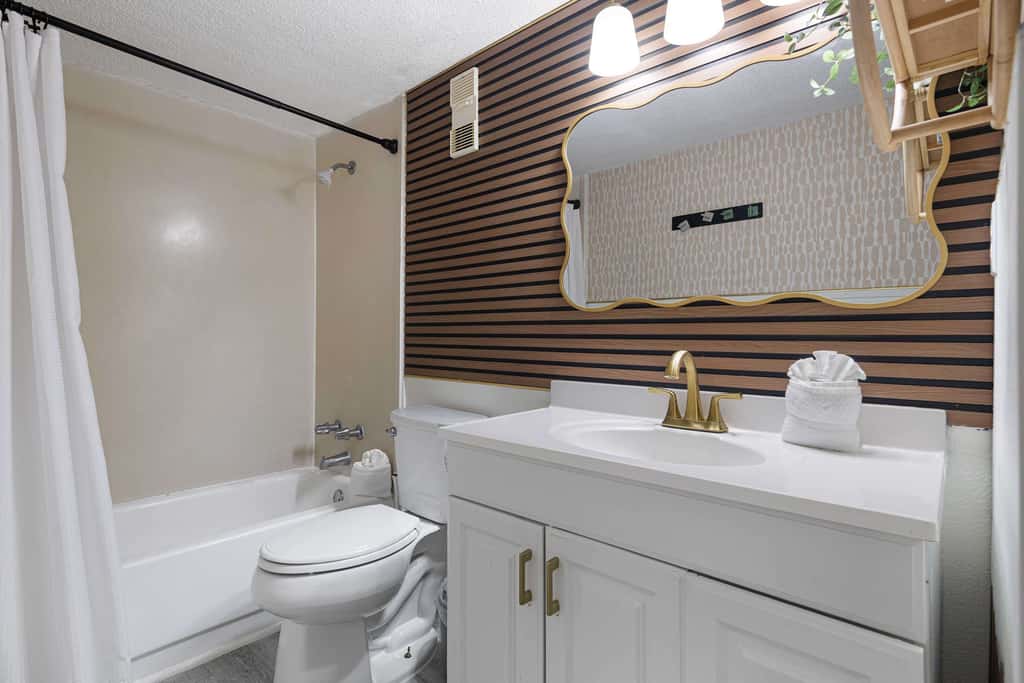 Beachfront Condo, minutes from family friendly attractions