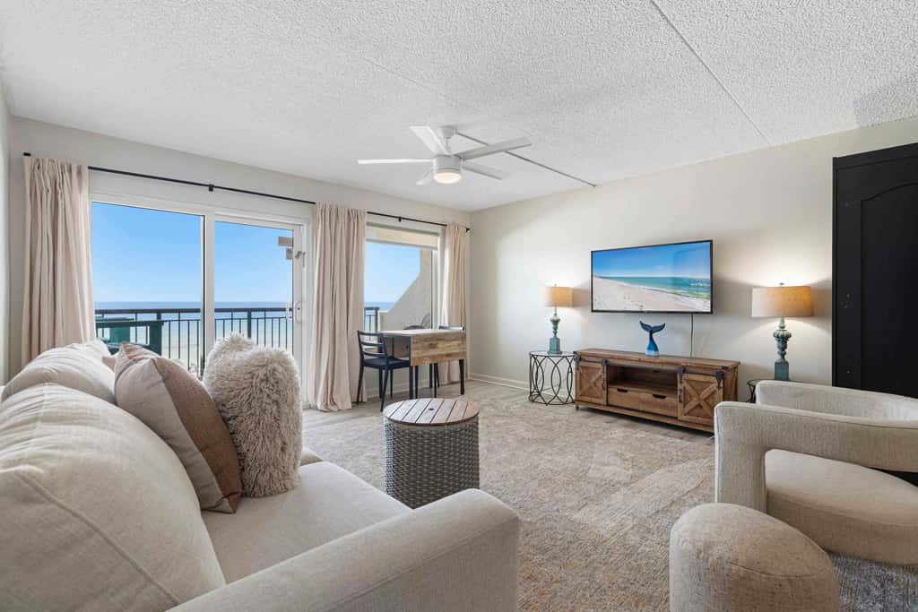 Beachfront Condo, minutes from family friendly attractions