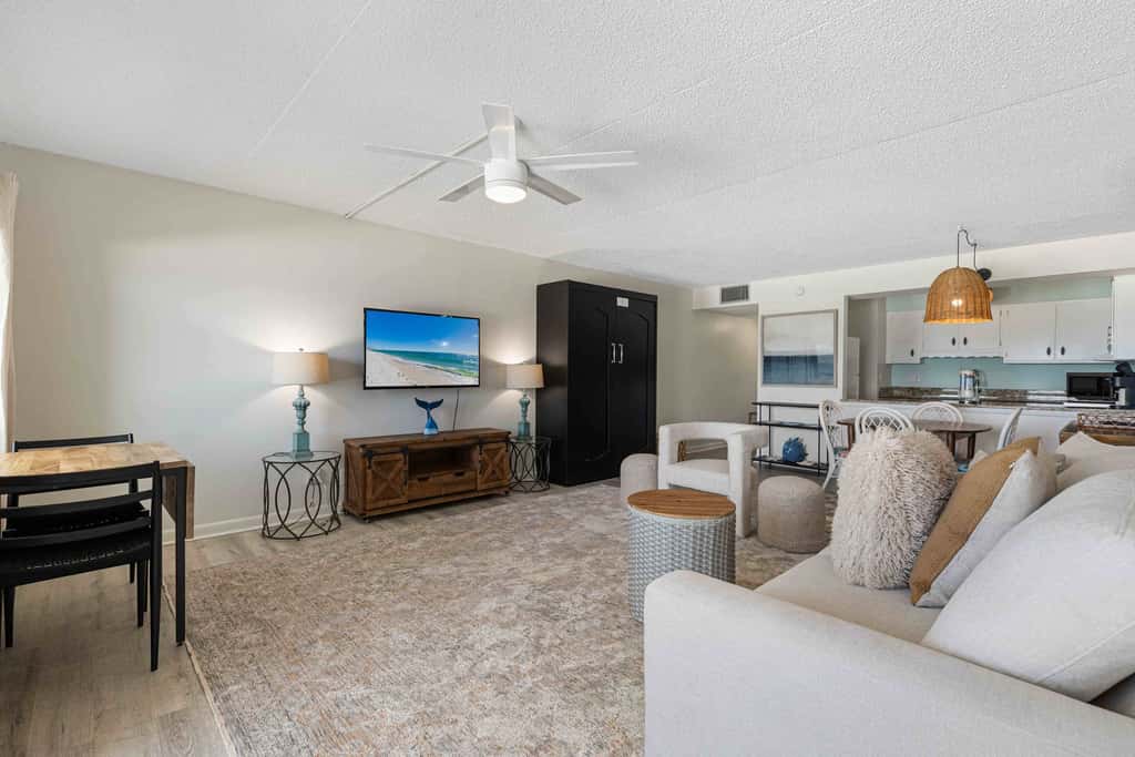 Beachfront Condo, minutes from family friendly attractions