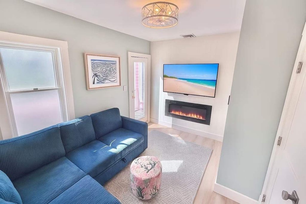 Modern Downtown OB Condo, Stroll to Ferry & Beach