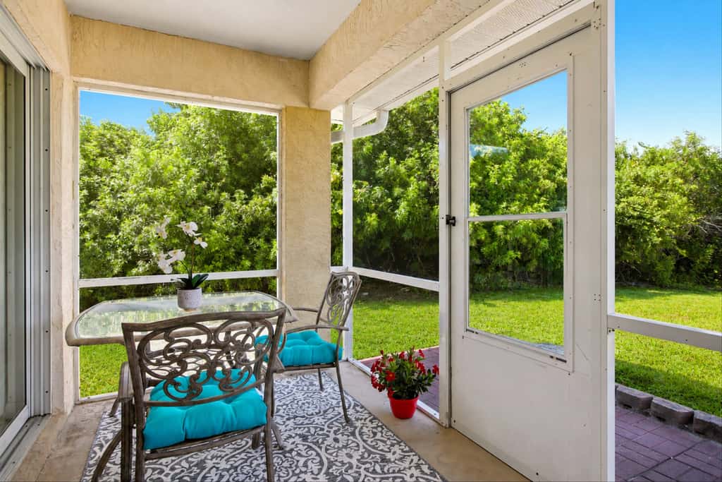 Cozy duplex, dog friendly & close to everything