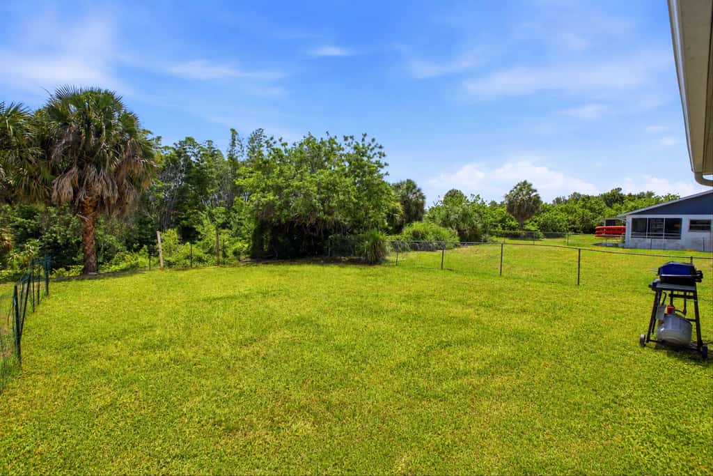 Cozy duplex, dog friendly & close to everything