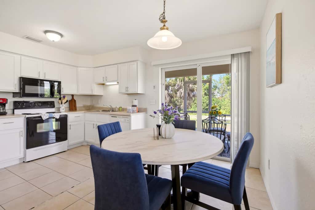 Gorgeous master unit w 2 full kitchens