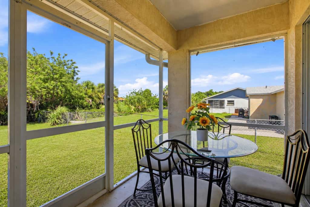 Gorgeous master unit w 2 full kitchens