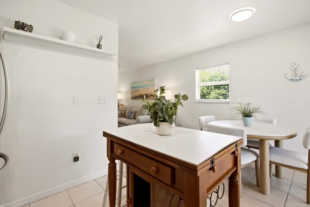 Gorgeous master unit w 2 full kitchens