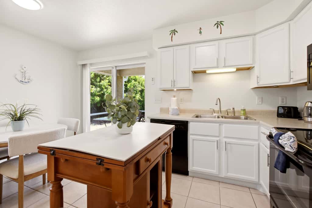 Gorgeous master unit w 2 full kitchens
