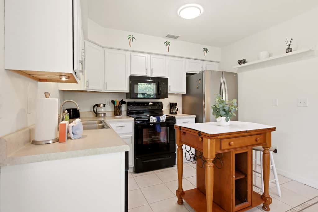 Gorgeous master unit w 2 full kitchens