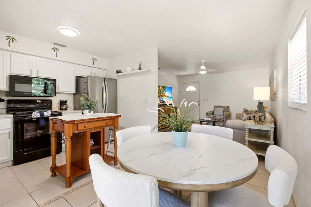 Gorgeous master unit w 2 full kitchens