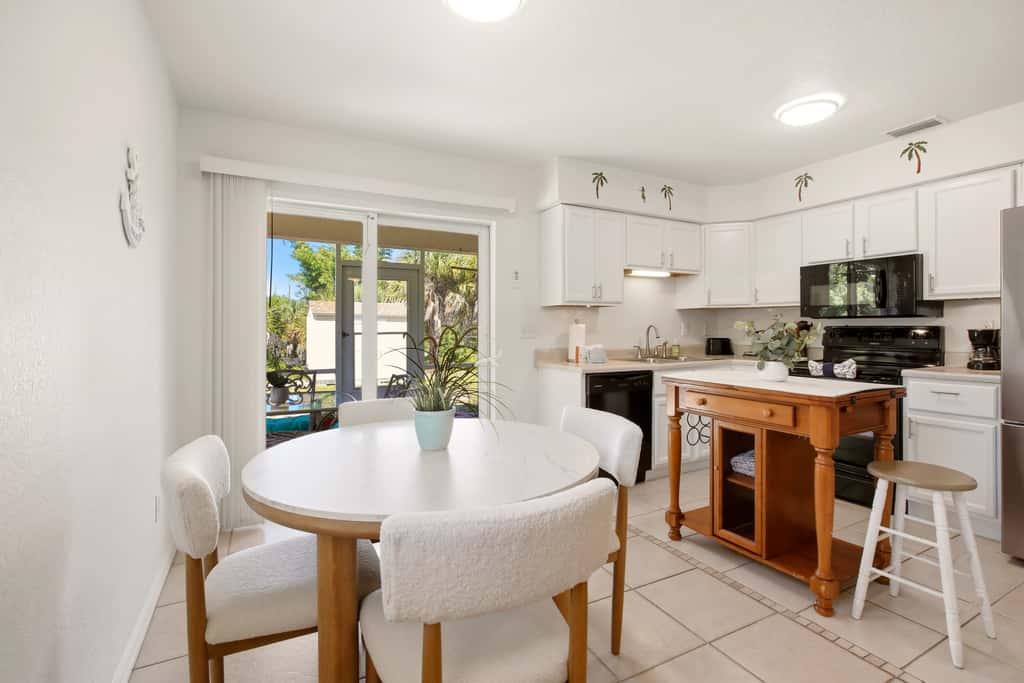 Gorgeous master unit w 2 full kitchens
