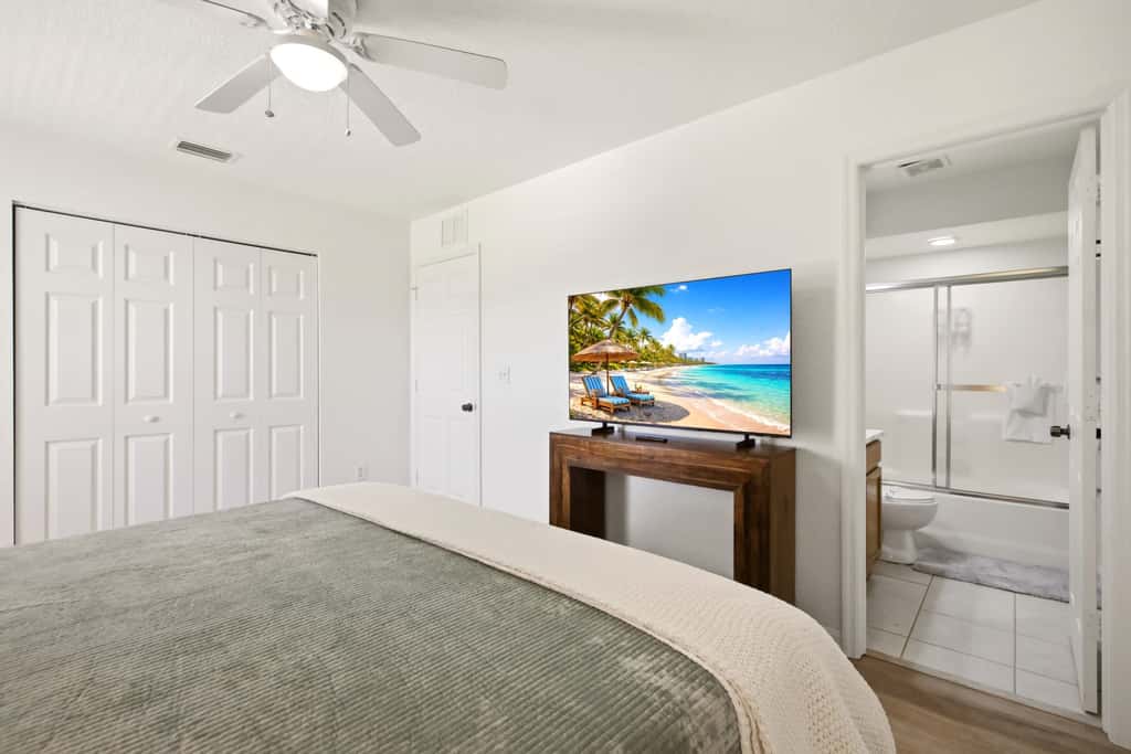 Gorgeous master unit w 2 full kitchens