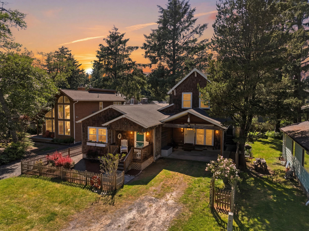 Coastal cottage with hot tub, close walk to beach
