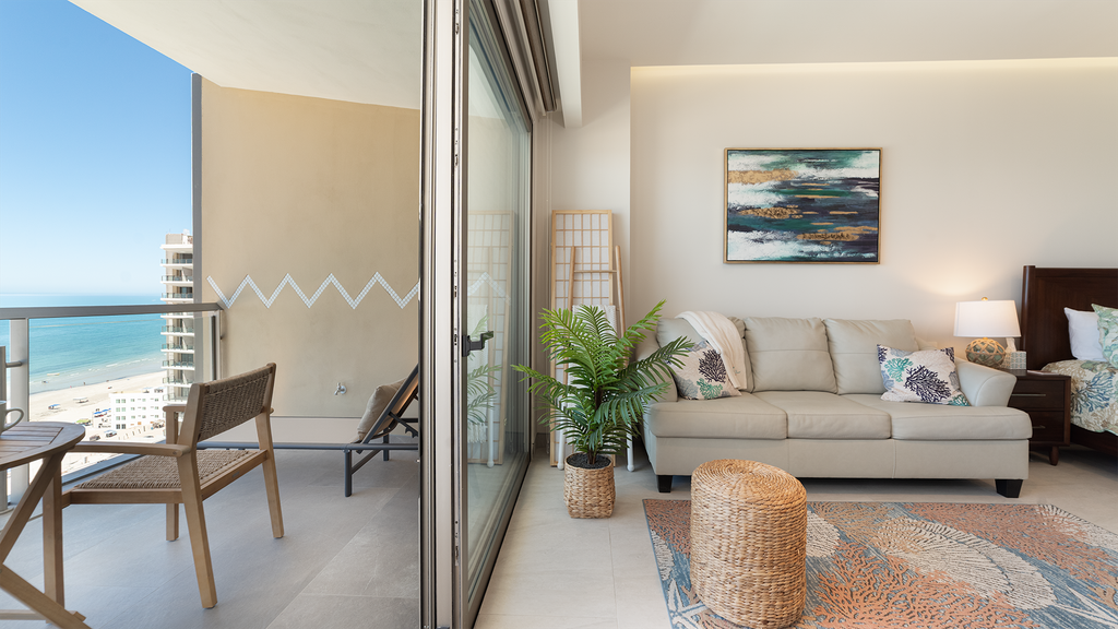 One 1403B Studio: Beachfront Bliss Studio in Sandy Beach