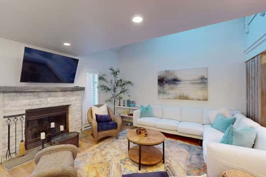 Lakeview 3 BR Townhome with Fireplace and Deck