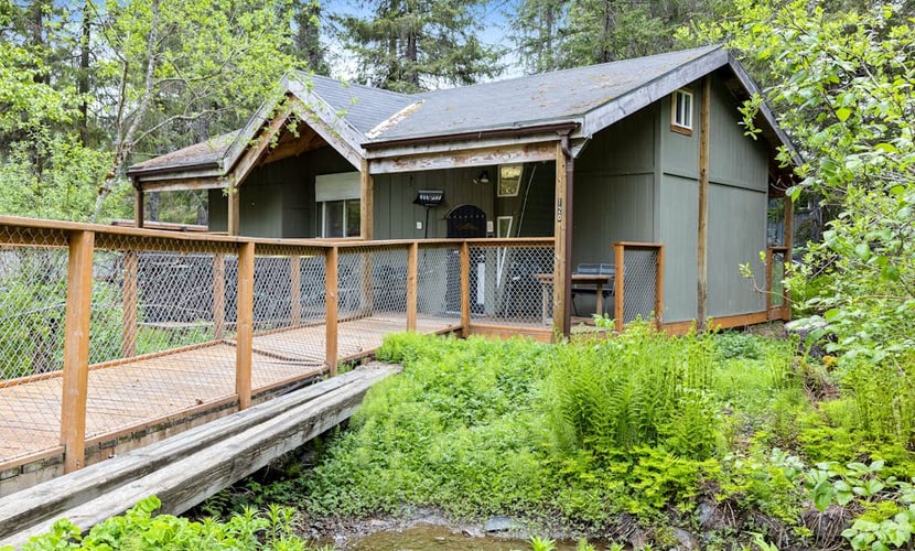 A property built around one flawless logistical idea: walk straight to the lifts, ski all day, and come back to a private hot tub on your own deck. Loveland Cottage sits in the heart of central Girdwood, completely eliminating transit friction from your ski or hiking itinerary. The layout features a fully equipped kitchen built for real meals, an in-unit washer and dryer to keep gear dry, and large windows that pull the forest scenery in. Dogs are welcome to join the campaign, and local restaurants and trail loops are just a brief walk away. Clean, compact, and completely dialed. Standard Specs: Full kitchen, private outdoor hot tub, private washer/dryer, flat-screen TV/DVD, high-speed WiFi, and keypad entry. Driveway parking for two vehicles. Primary renter must be 25 or older. Dog-friendly. Sleeps 6.