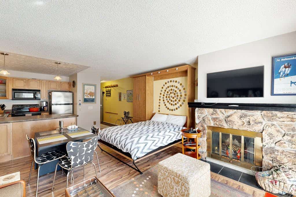 A clean, well-built studio condo that gets the mountain basics exactly right, eliminating logistical friction from your stay. Located within an easy walk of the main Alyeska Resort lifts, the ground-floor property places you under a mile from Girdwood Town Square's restaurants, shops, and libraries. The layout features a rare, full kitchen equipped with complete cookware for real meal prep, a comfortable living zone, and a private back patio pointing up at clear mountain views. Perfect for couples or solo travelers who want an uncomplicated mountain operational hub. Standard Specs: Full kitchen, private mountain-view patio, flat-screen TV, high-speed WiFi, and keypad entry. Dedicated parking for one vehicle. Under a mile to Town Square; Anchorage is a scenic 41-mile drive. Sleeps 2.