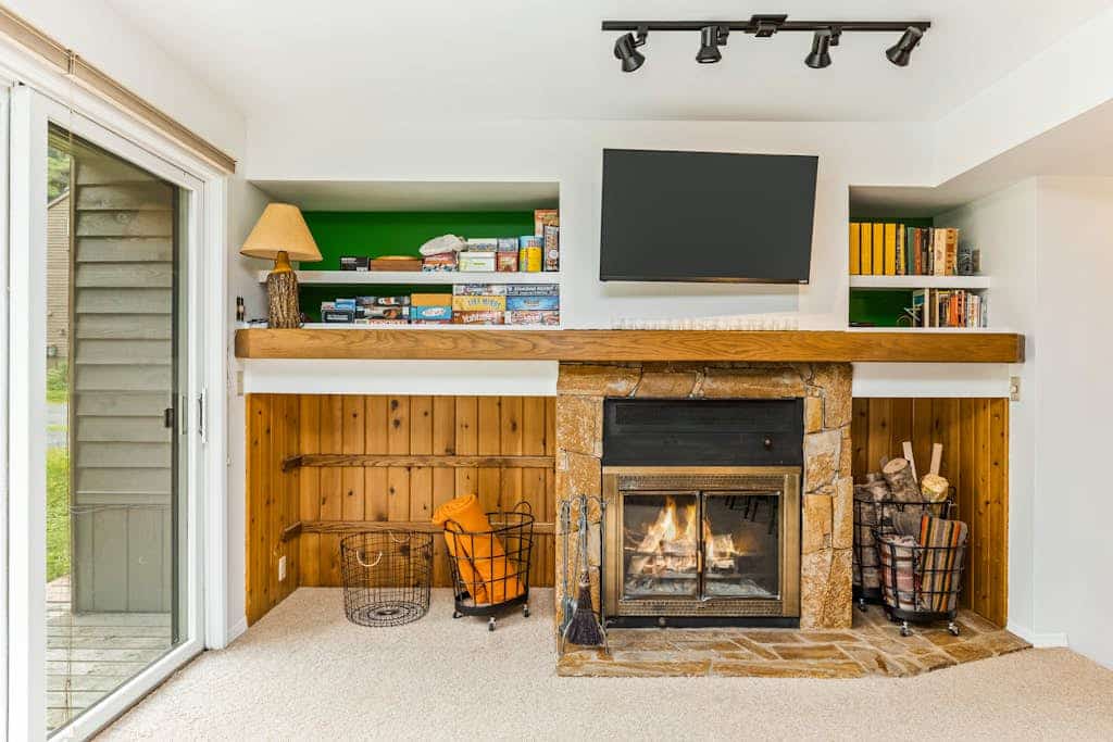 Bright interior lines, an authentic wood-burning fireplace, and a location within easy walking distance of the chairlifts at Alyeska. The Shimmy Shack is a highly efficient, meticulously styled condo built explicitly for the basics of a great ski trip: get up, chase powder, come back, stoke the fire, eat, and sleep. The layout cuts out all unnecessary fluff, providing an adorable, fully equipped kitchen, mountain-themed decor, and close walking access to village fallback spots like Sitzmark Bar & Grill, Jack Sprat, and The Bake Shop. Perfect for couples or solo skiers who value first tracks. *4WD/traction required in winter.* Standard Specs: Full kitchen, wood-burning fireplace, flat-screen TV, high-speed WiFi, and keypad entry. Dedicated parking for one vehicle. Short drive to Portage and Byron Glaciers. Sleeps 2.