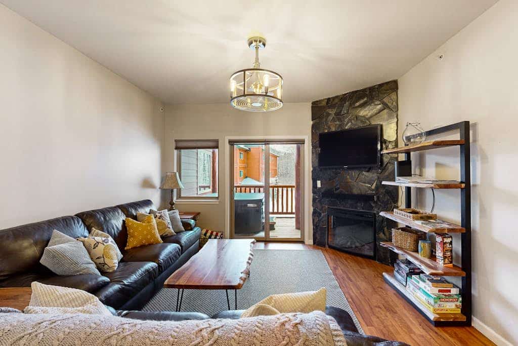 Stunning family-friendly home with private hot tub overlooking mountains