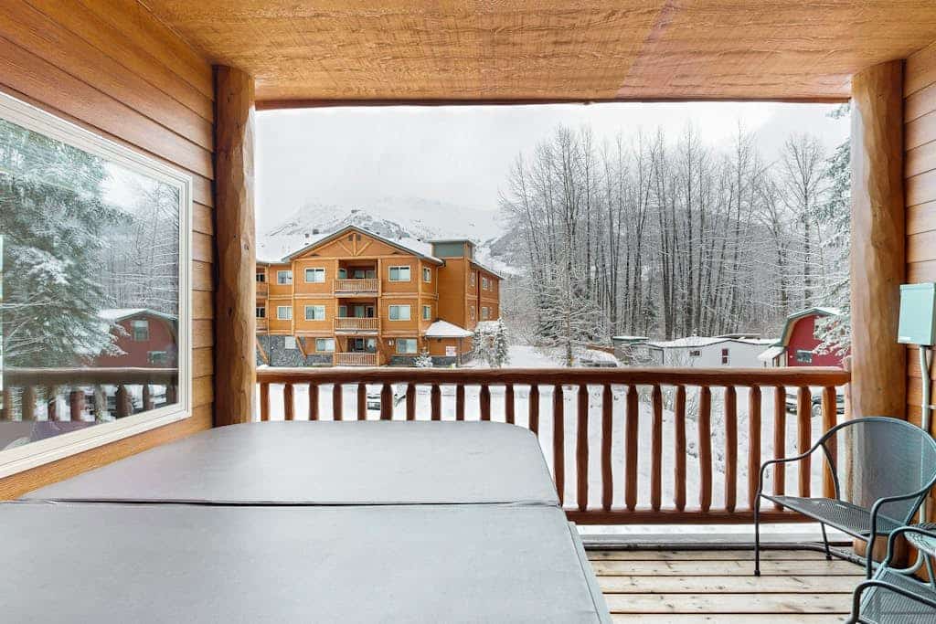 Stunning family-friendly home with private hot tub overlooking mountains