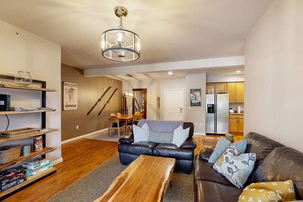 Stunning family-friendly home with private hot tub overlooking mountains