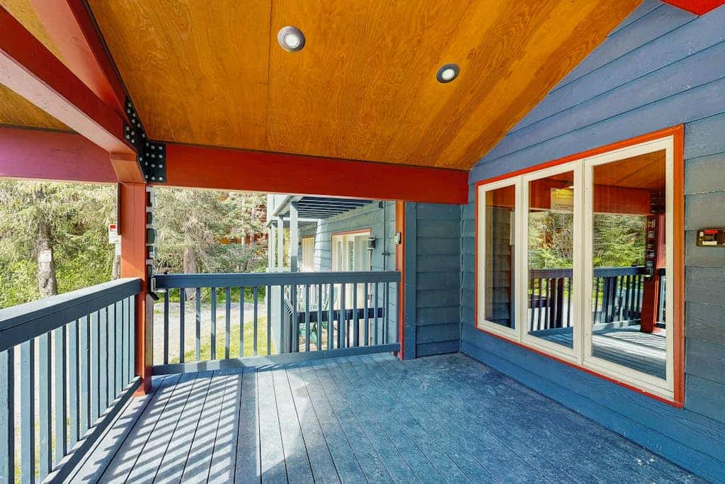 A highly practical, budget-friendly Girdwood basecamp designed for active outdoor travelers who would rather spend their time and resources out on the mountain trails than inside an over-priced room. The smart studio layout features clean, no-nonsense utility with comfortable sleeping arrangements for up to four guests (including custom bunk options) and a fully equipped kitchen. Settle in with a flat-screen TV and Netflix streaming after an aggressive trail day, or step downstairs to utilize the shared building sauna to thaw out. Located next door to a local coffee shop and walking distance to the Alyeska chairlifts. Standard Specs: Fully equipped kitchen, flat-screen TV with Netflix streaming, DVD library, high-speed WiFi, keypad entry, and access to an on-site building sauna/coin laundry. Dedicated parking for one vehicle. Sleeps 4.