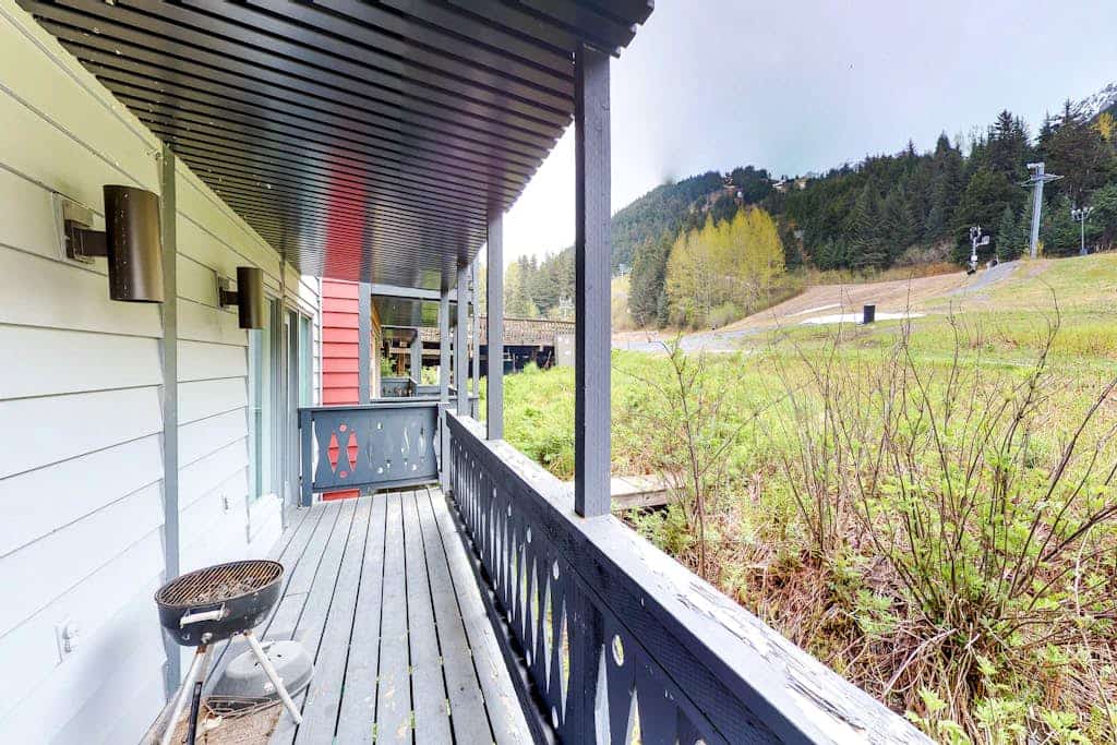 A small, quiet studio condo at the base of Alyeska Resort that lives much bigger than its footprint thanks to a rare, fully equipped kitchen with a dishwasher. Step out your door to ski straight to the lift line, or take a summer trek onto the North Face Trail starting just past the building loop. The layout features a private balcony perfect for morning coffee, clean mountain views, high-speed WiFi, and shared coin-operated laundry facilities on the first floor. Located a brief walk from local shops and fallback dining favorites like Sitzmark Bar & Grill. Standard Specs: Full kitchen with dishwasher, private balcony, flat-screen TV, high-speed WiFi, keypad entry, and shared building laundry. Parking space for two vehicles. True ski-in/ski-out access. Sleeps 2.