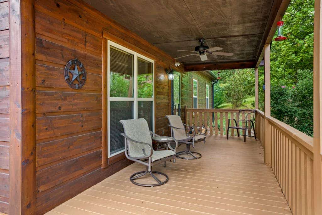 Modern mountain-view cabin with wraparound deck, firepit, & fireplace