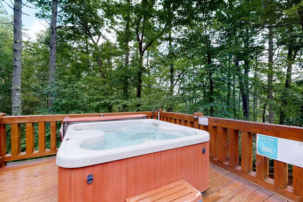 Dog-friendly cabin with private hot tub, fenced yard, and gorgeous location